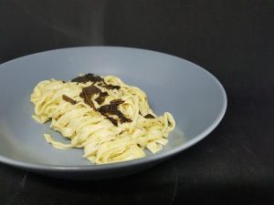 Hjemmelavet pasta med grøn trøffelpesto
