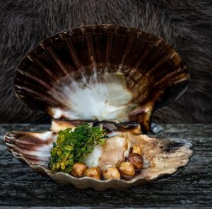 Kammusling med hasselnød og citrontimian (bålmad)