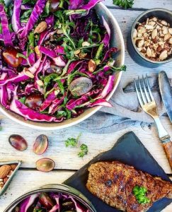 Spidskålssalat med rucola og druer