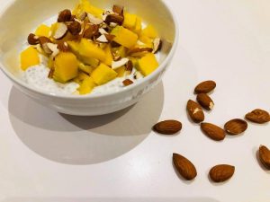 Chiagrød med mango og mandler
