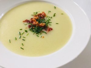 Danskernes favorit på kolde dage: Se her hvordan laver Kartoffel Porre Suppe