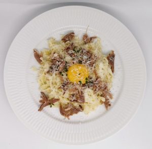 Pasta med konfiteret and og æggeblomme