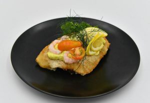 Smørrebrød med fiskefilet og rejer