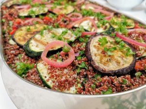 Quinoa salat med bagte grøntsager