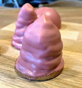 Hjemmelavet flødeboller med ruby chokolade