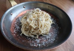 Cacio e pepe med æggeblomme