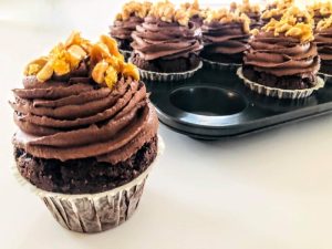 Chokolade muffins med peanutskrokant