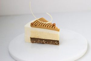 Lakridsmousse-kage med hvid chokolade og citron