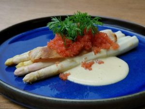 Syltede og stegte hvide asparges med surdej, stenbiderrogn og sauce blanquette