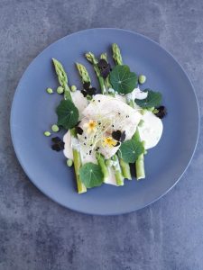 Dampet torskefilet med asparges og flødesauce