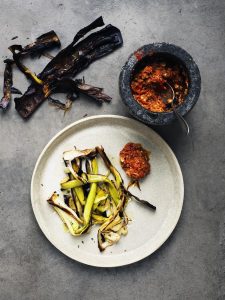 Brændte porrer med salsa romesco