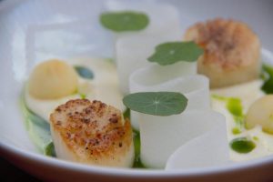 Kammusling med syrnet fløde, ramsløg, æble og kinaradise