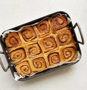 Kanelsnegle i bradepande