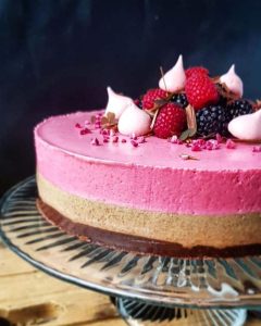 3 farvet moussekage med kaffe