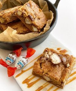 Fudgy cookie bar med Kinder chokolade