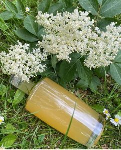 Hjemmelavet hyldeblomstsaft uden citronsyre