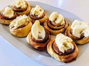 Kanelsnegle med frosting