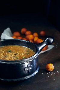 Løgsuppe med bagte rygeostboller