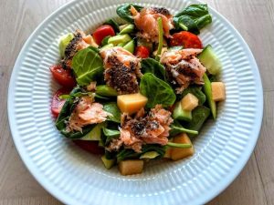 Salat med varmrøget laks