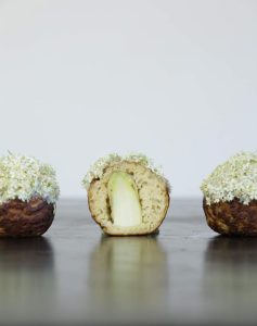 Salt æbleskive med asparges og hyldeblomst