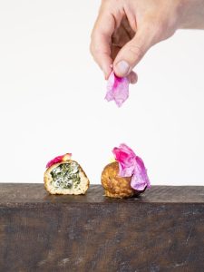 Æbleskive med rygeostcreme og hybenroseblade