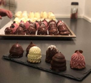 Flødeboller med kransekagebund