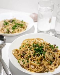 Pasta med champignon og kylling