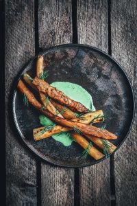 Brændte skorzonerrødder (bålmad)