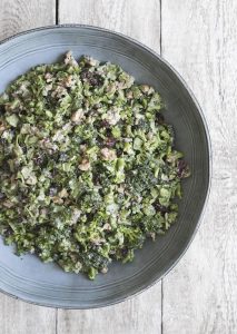 Broccolisalat med valnødder og rosiner