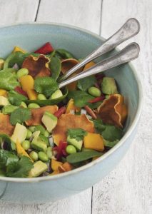 Mangosalat med sødkartoffelchips