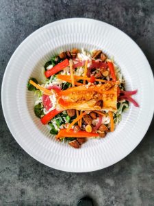 Nudelsalat med kongekrabbe