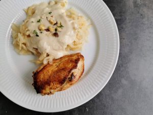 Selleripasta med kylling og sellerisovs