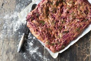 Groft foccacia med rødbede og rosmarin