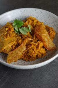 Indisk inspireret curry med kylling, linser og ris