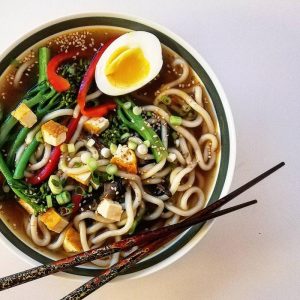 Spicy udon suppe med grøntsager og tofu