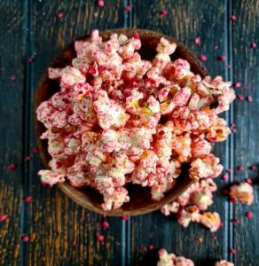 Popcorn med hvid chokolade og hindbær