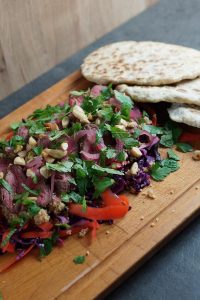 Steak salat med couscous og kål