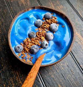 Blå spirulina smoothie bowl