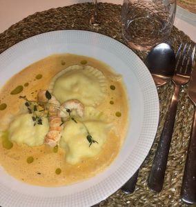 Hummer bisque med ravioli, smørstegte jomfruhummer og persille olie