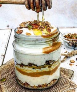 Hjemmelavet bananyoghurt med granola og peanutbutter