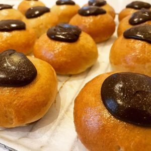 Fastelavnsboller med kagecreme og chokolade