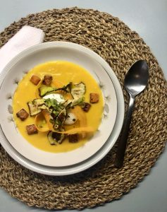 Cremet og spicy gulerodssuppe med pocheret æg