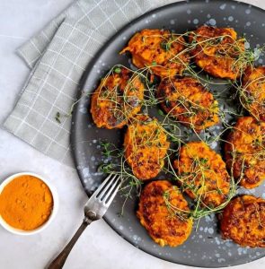 Krydrede majsfrikadeller med hytteost og gulerødder