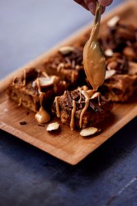 Vegansk blondie med mørk chokolade 