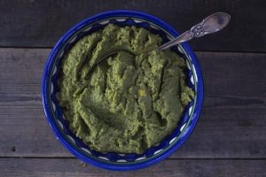 Hjemmelavet hummus med brændenælder