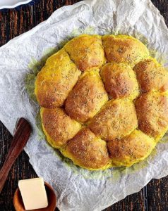 Lækre svampede gurkemejebrød