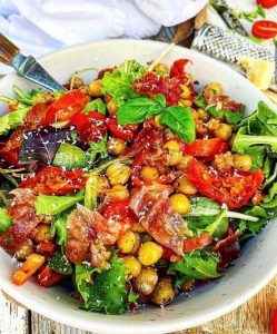 Kikærtesalat med tomater, skinke og parmesan