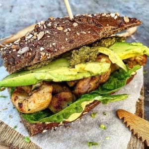 Kyllingesandwich med karrydressing, avocado og grøn pesto