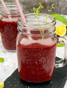 Rødbedesmoothie med banan, jordbær og ingefær