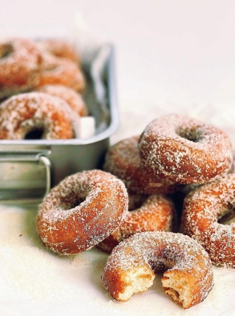 Donuts er den perfekte sommerdessert: Se her hvordan du laver dem